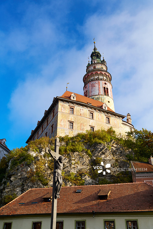 岩石上的古老城堡与十字架雕像图片素材