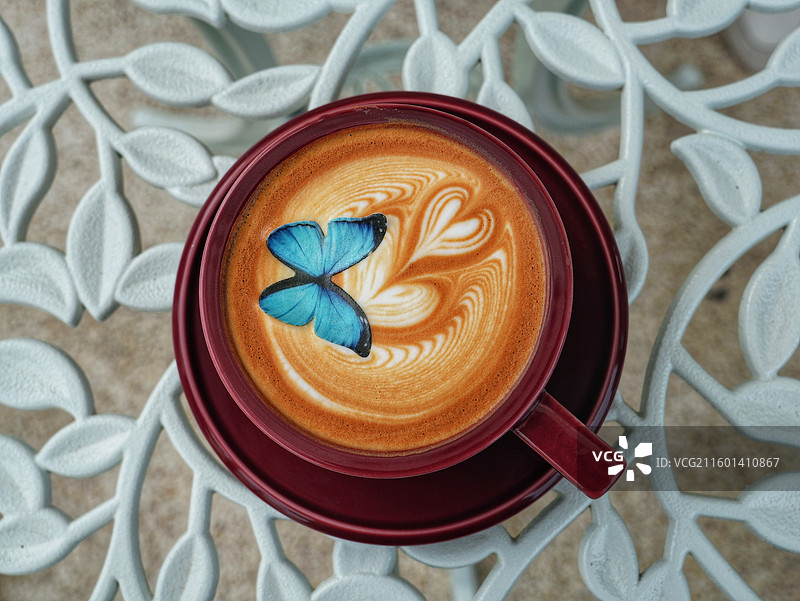 咖啡涟漪上的蓝蝶轻舞图片素材