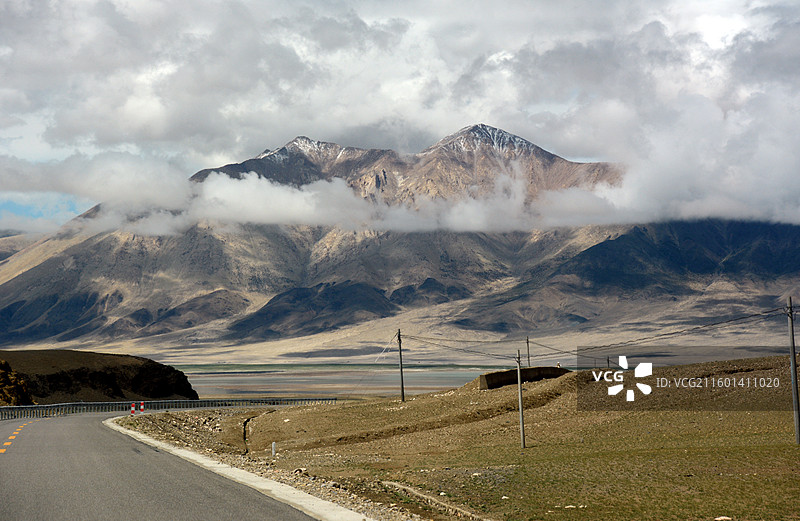 西藏阿里羌塘革吉沿途天空山峦云雾草原牧场湿地牛羊图片素材