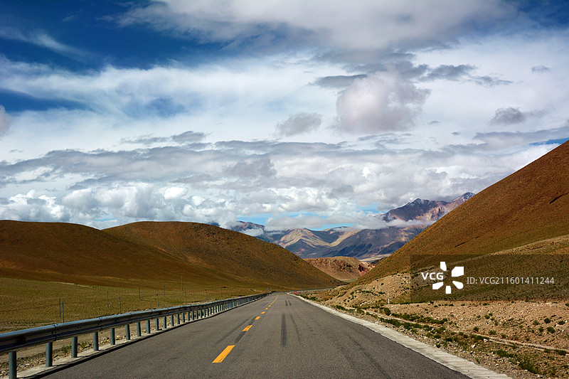 西藏阿里羌塘革吉沿途天空山峦云雾草原牧场湿地牛羊图片素材
