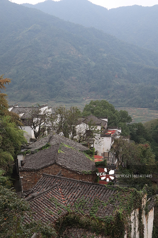 青山环绕古村落，绿水映照白墙间图片素材