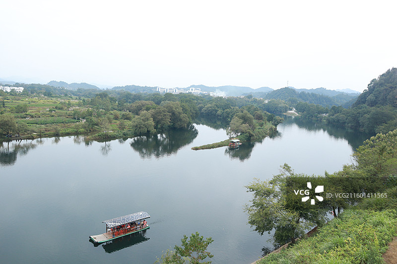 青山环绕古村落，绿水映照白墙间图片素材