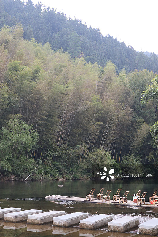 青山环绕古村落，绿水映照白墙间图片素材