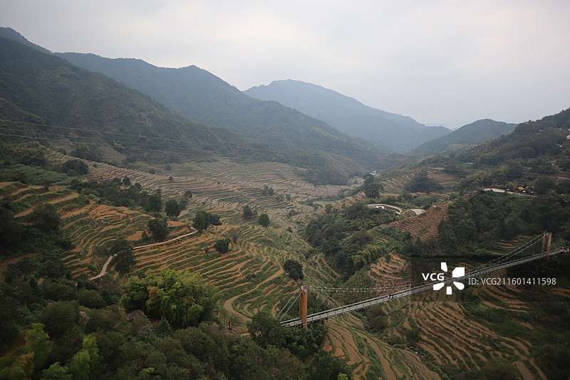 青山环绕古村落，绿水映照白墙间图片素材