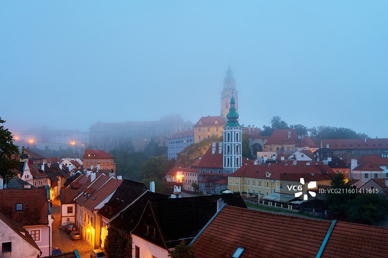 雾中小镇的清晨美景图片素材