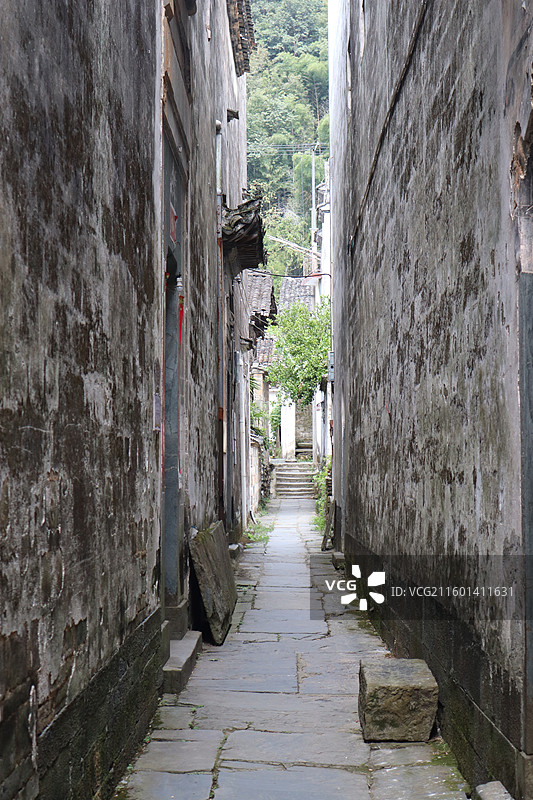 青山环绕古村落，绿水映照白墙间图片素材