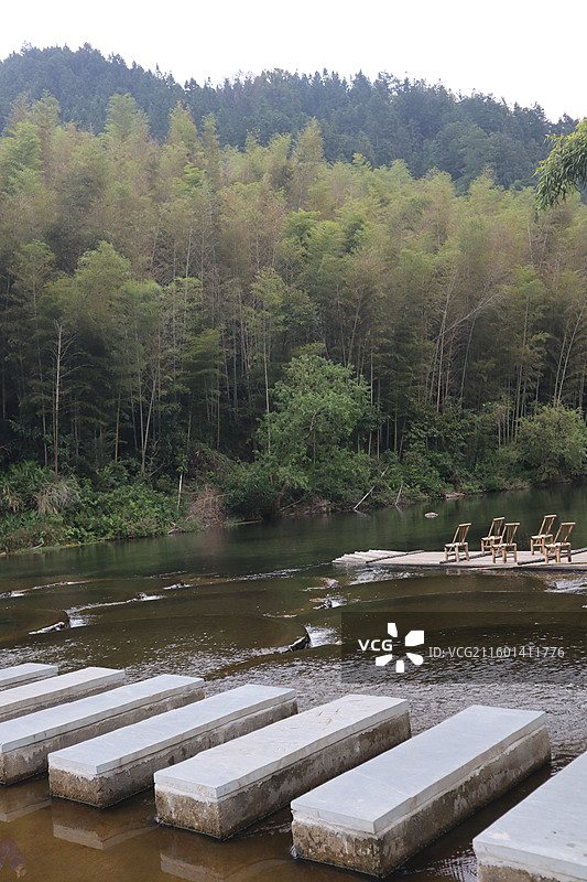 青山环绕古村落，绿水映照白墙间图片素材