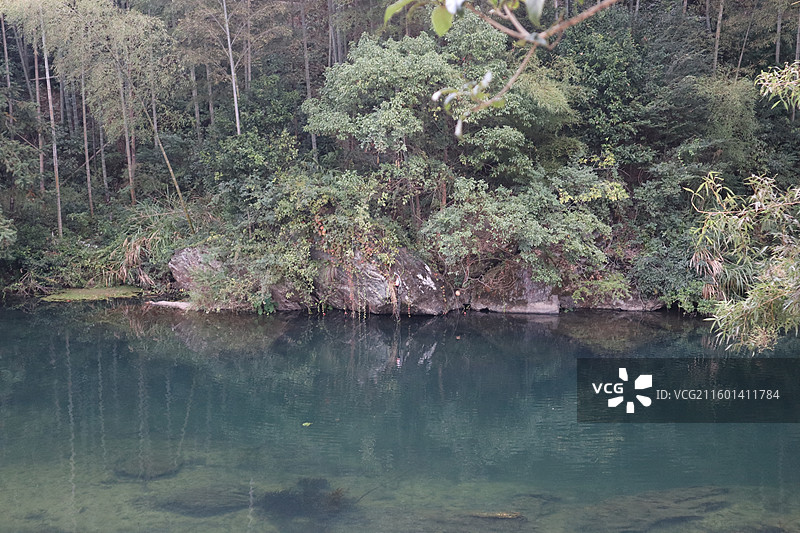 青山环绕古村落，绿水映照白墙间图片素材