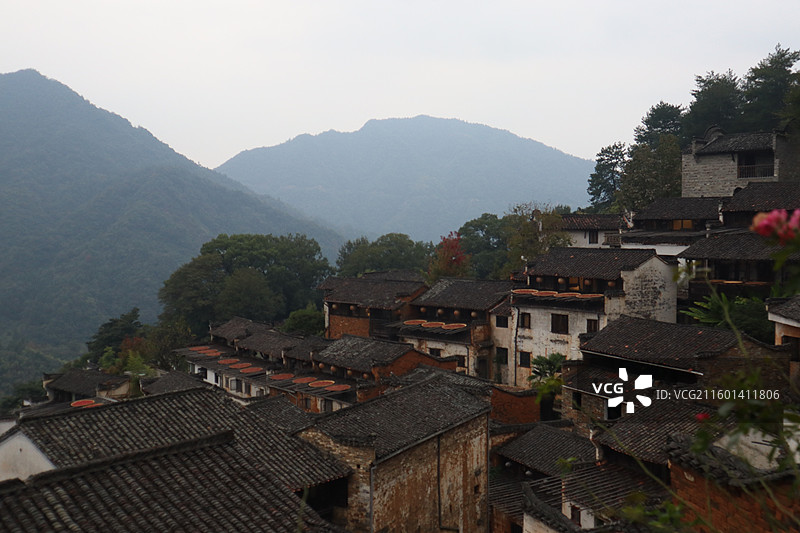 青山环绕古村落，绿水映照白墙间图片素材