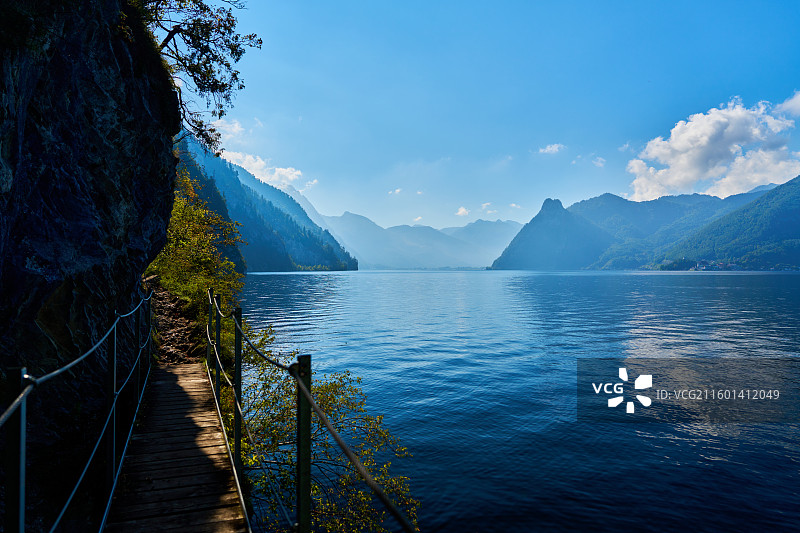 湖畔木栈道与山峦美景图片素材