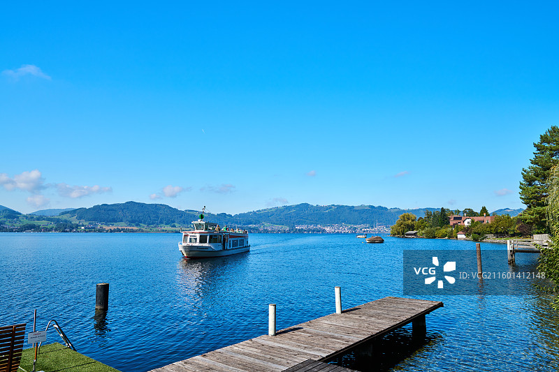 湖畔木栈道与游船图片素材