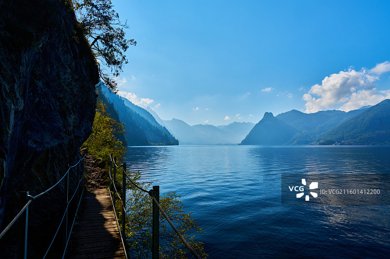 湖畔小径与山峦美景图片素材