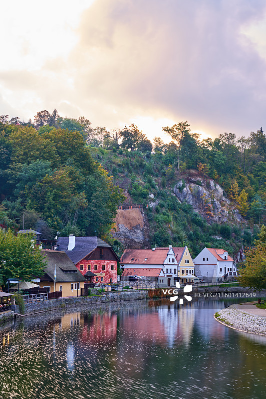 日落时分的河边小镇图片素材