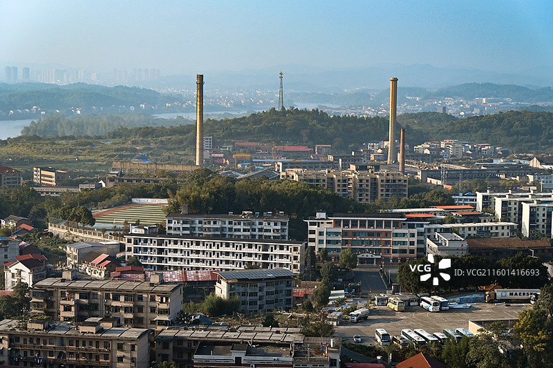 高机位大景，邵阳市九中附近的两座老式烟囱图片素材