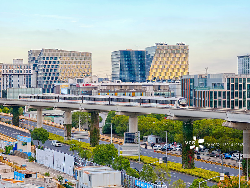 上海青浦上海地铁17号线列车即将驶入嘉松中路地铁站图片素材