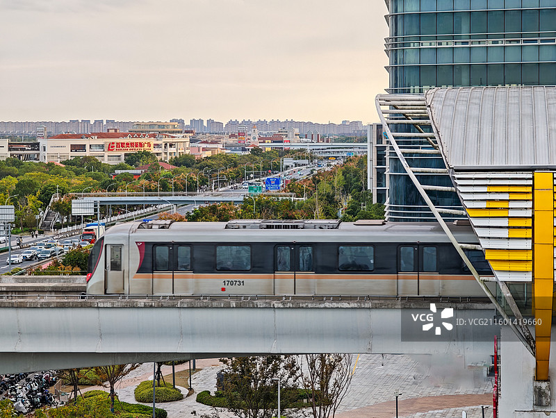 上海青浦赵巷，上海地铁17号线列车驶出嘉松中路地铁站图片素材