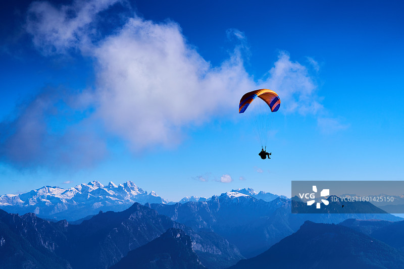 滑翔伞翱翔于山峦之上图片素材