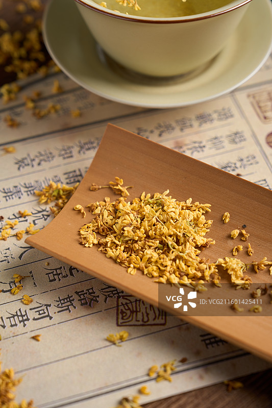 茶几上的桂花茶和古籍图片素材