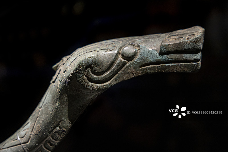 中国商代文物三星堆青铜蛇图片素材