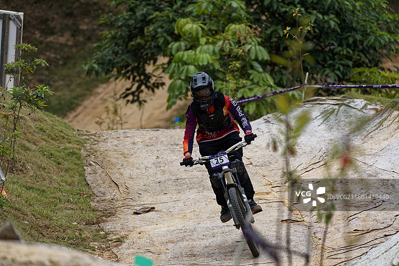 极限国度：山地自行车速降图片素材