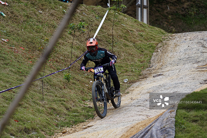 极限国度：山地自行车速降图片素材