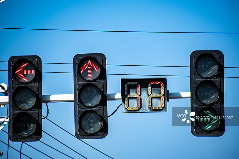 新疆可克达拉红绿灯、城市红绿灯、交通指示灯图片素材