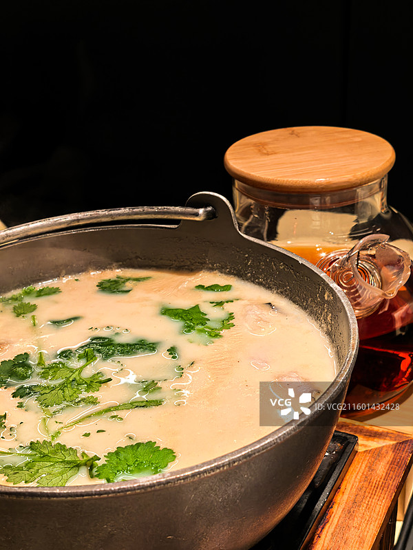 乳白色的豆腐鱼汤图片素材