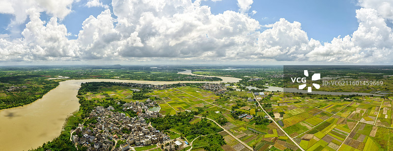 海南南渡江：蜿蜒河流畔的绿色稻田图片素材