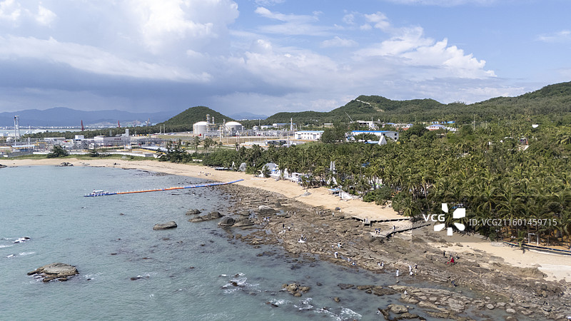 三亚大小洞天景区海岸线与茂密的椰林图片素材