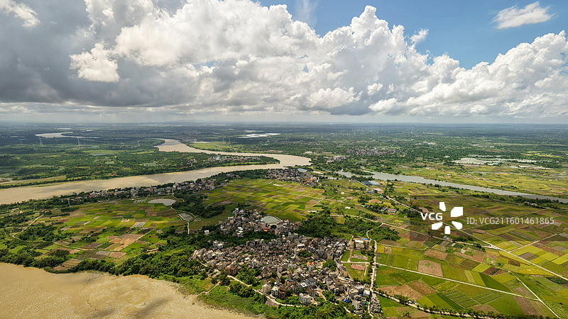 中国乡村风光航拍，展示农业、河流生态与聚落分布图片素材