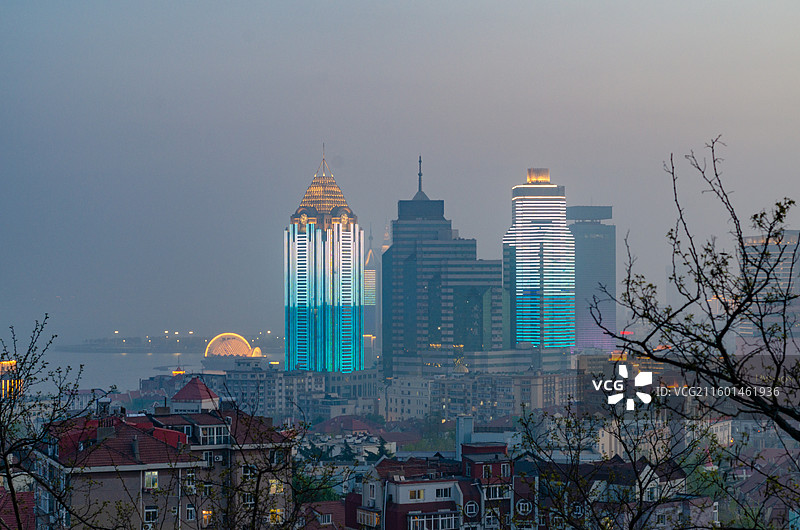山东青岛观象山城市高楼夜景远眺图片素材