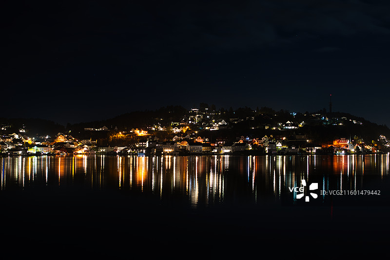 夜晚的海边城市图片素材