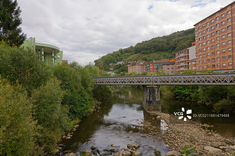 城市中的河流和建筑物的景观图片素材