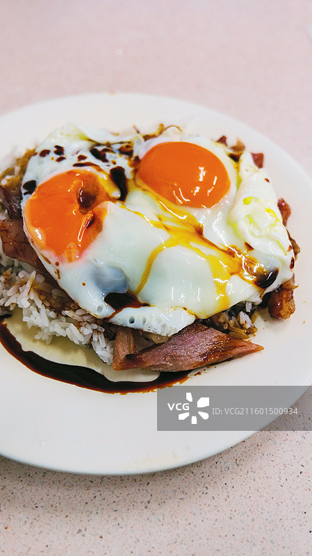 澳门文旅老字号美食黑椒叉烧蛋饭和滑蛋牛肉干河多视角美食静物图片素材