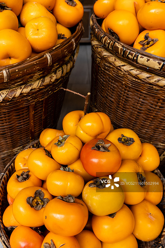 街头铺子门口摆放售卖的恭城柿子图片素材