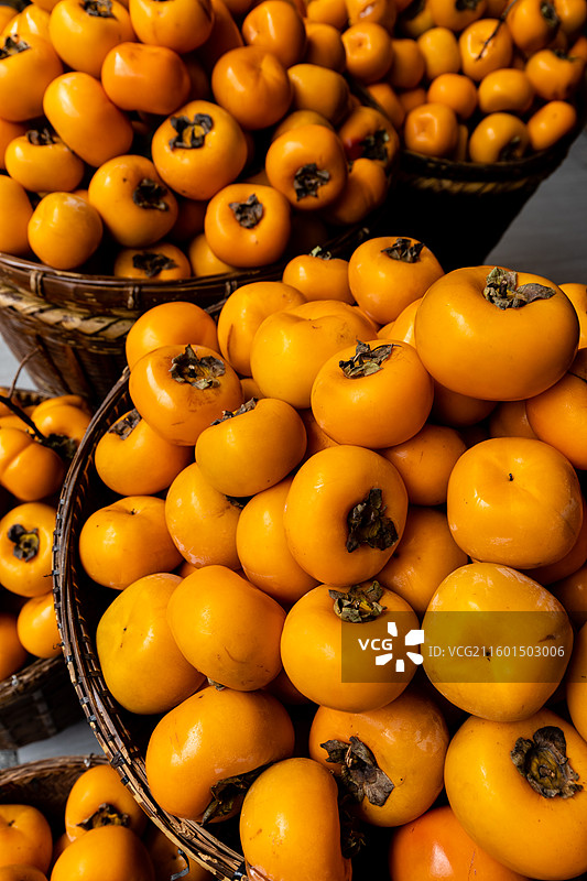 街头铺子门口摆放售卖的恭城柿子图片素材