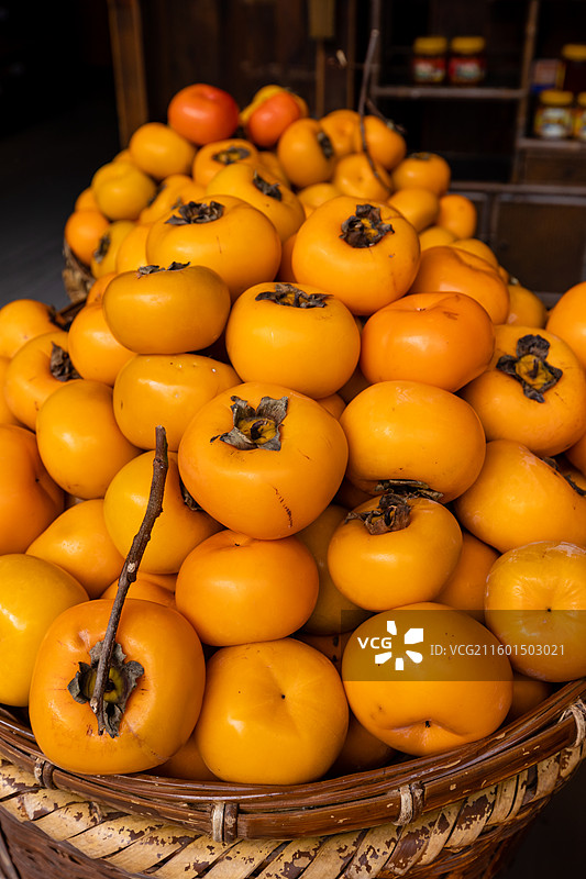 街头铺子门口摆放售卖的恭城柿子图片素材
