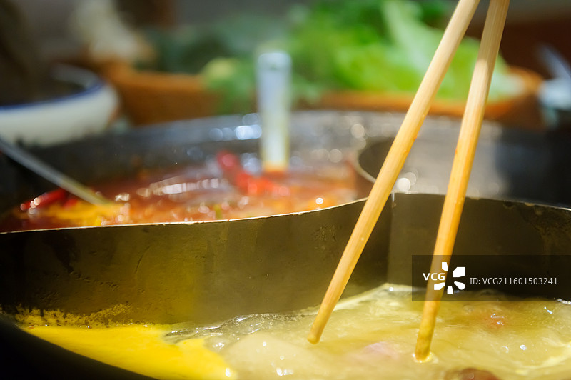 重庆火锅汤底和筷子图片素材