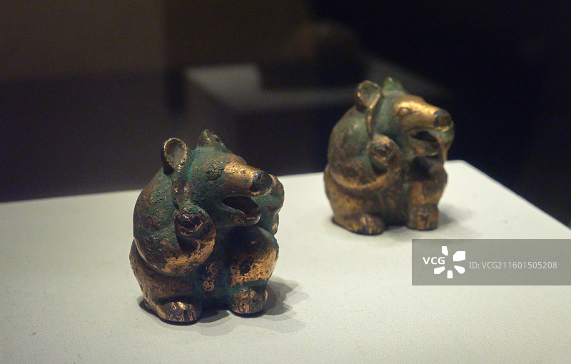 鎏金熊形青铜镇 西汉 1952年安徽合肥出土 中国国家博物馆“古代中国基本陈列”图片素材