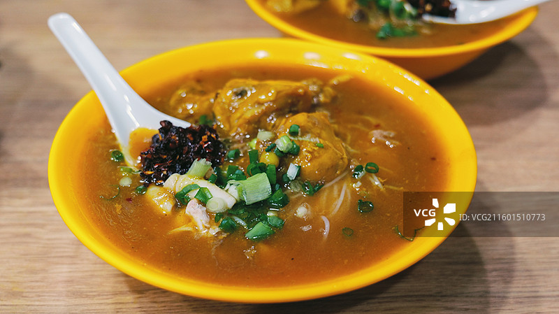 澳门文旅澳门经典美食老字号咖喱鸡面和鱼丸鱿鱼面多视角美食静物图片素材