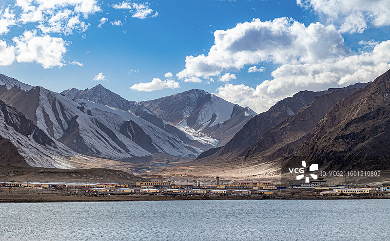 新疆维吾尔自治区克孜勒苏柯尔克孜自治州布伦口乡雪山白沙湖雪景图片素材