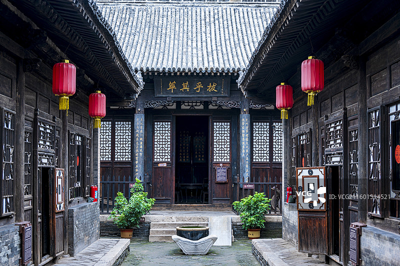 山西省晋中市平遥古城风光——雷履泰故居：日昇昌及平遥商家赠雷履泰“拔手其萃”金字大匾图片素材