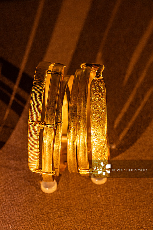 明代 刻牡丹莲纹金钏 南京太平门外板仓徐俌夫妇墓出土 南京市博物馆图片素材