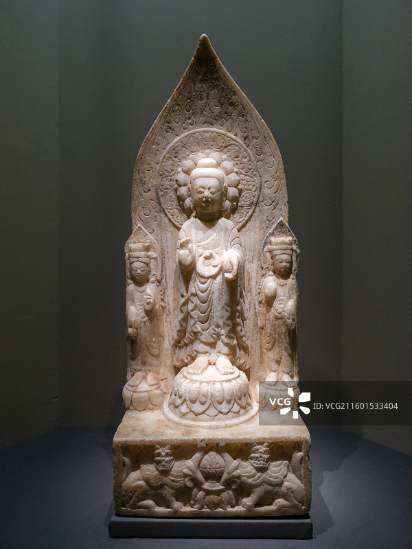释迦牟尼佛三尊像 东魏 临漳县邺南城西门外出土 中国国家博物馆“惠世天工-河北曲阳石雕艺术展”图片素材