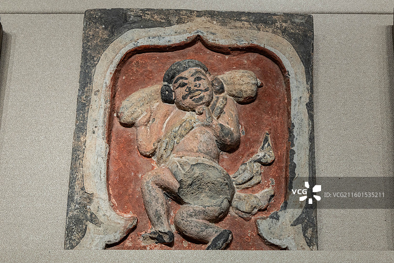 山西太原山西博物院戏曲故乡展厅腰鼓 敲锣 乔宅眷 村田乐 敲锣 金 山西省运城市新绛县南范庄金墓出土图片素材