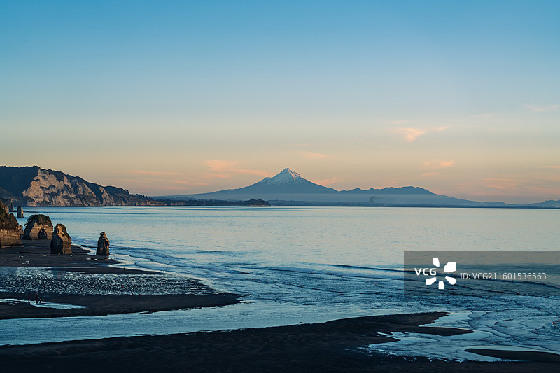 黄昏里的海岸雪山图片素材