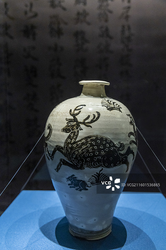辽宁省沈阳博物馆“沈阳历史陈列”：白釉黑彩梅瓶（辽，康平县张家窑林场出土）图片素材