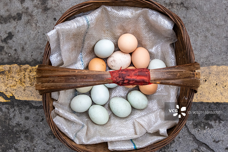 四川省绵阳市户外售卖的鸡蛋，鸭蛋图片素材