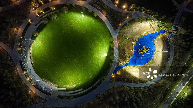 俯拍公园绿地夜景灯光图片素材
