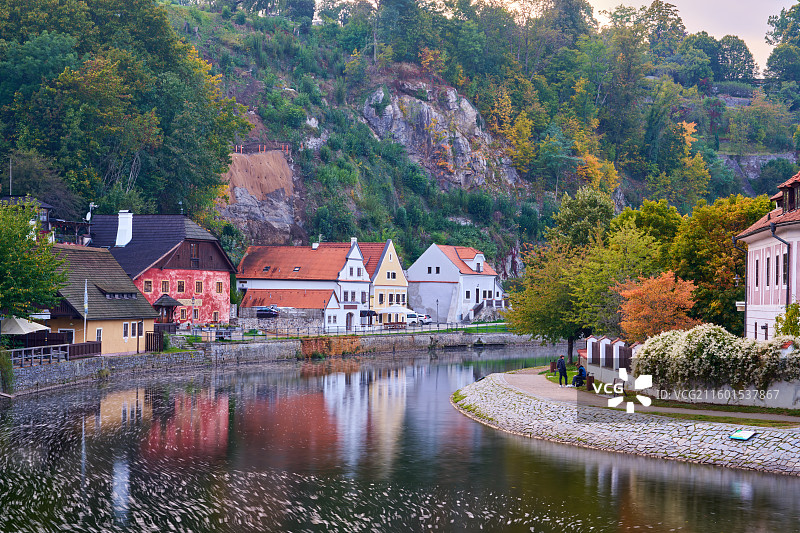 欧洲小镇河畔秋色图片素材